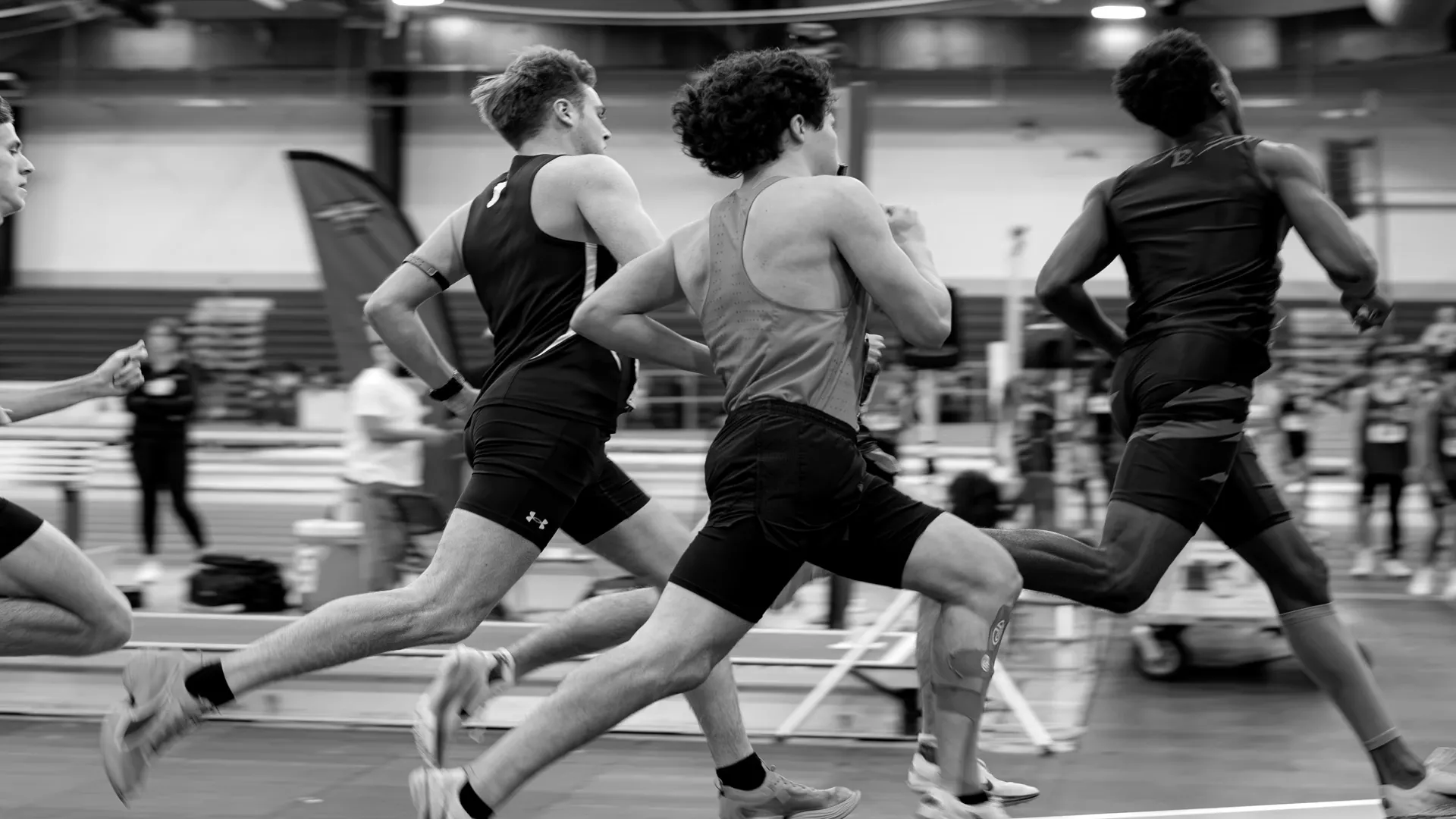 Atlete wat die Deadly Sprint op 'n binnenshuise baan hardloop