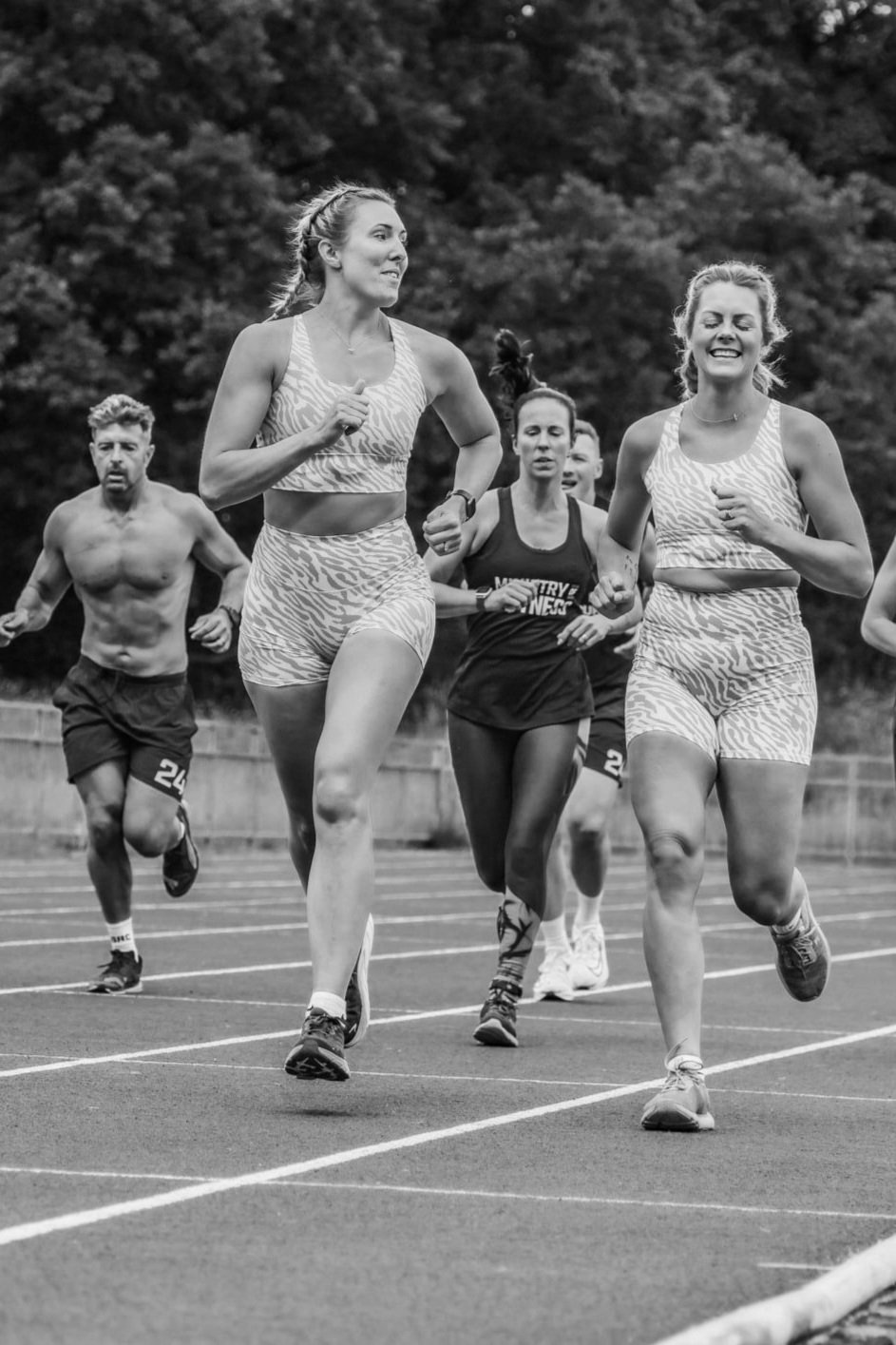 Athleten laufen eine 400m Journey-Runde auf der Laufbahn