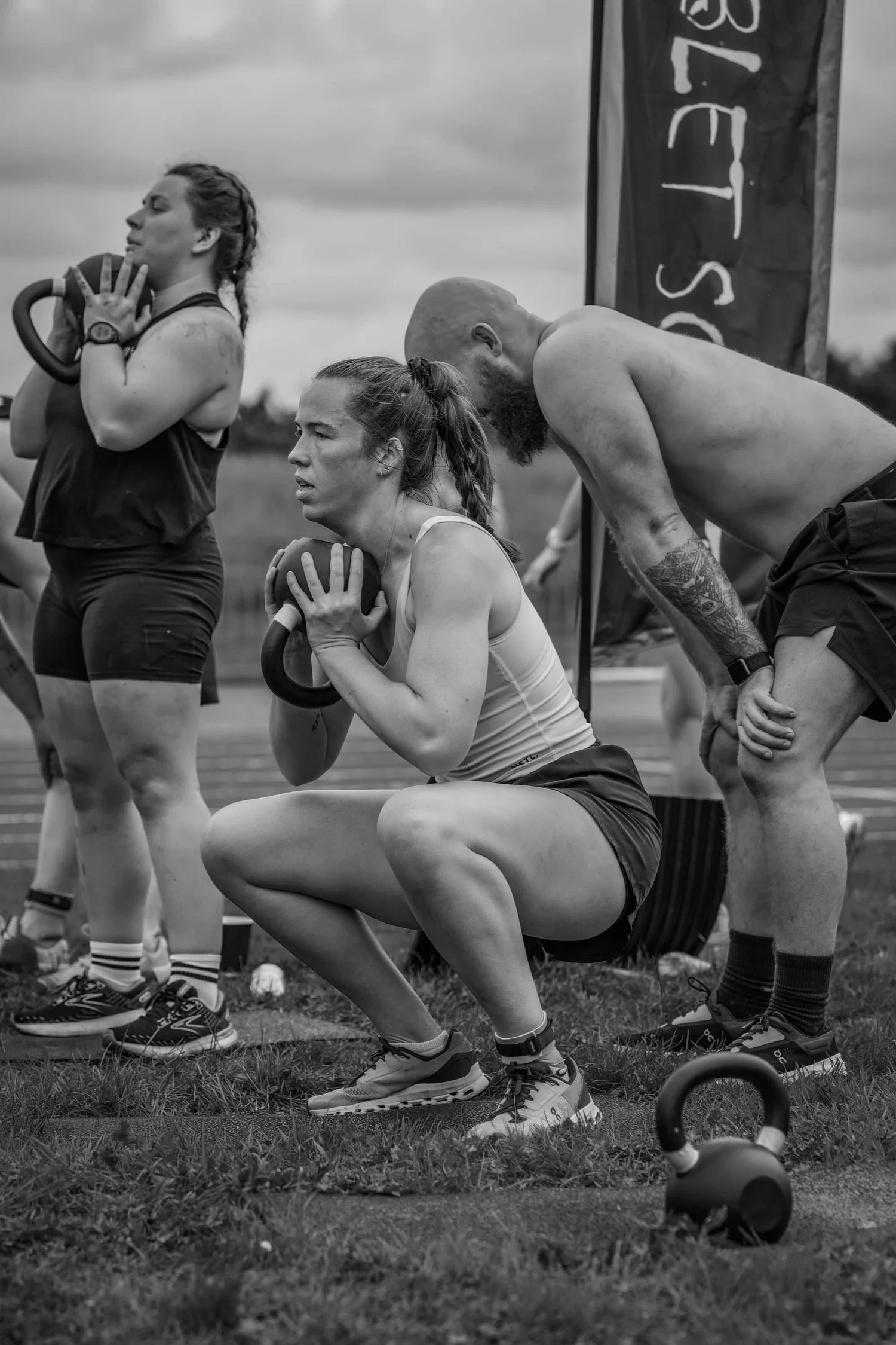 Athlet führt einen Kettlebell-Goblet-Squat im Goblet Squat Labour aus