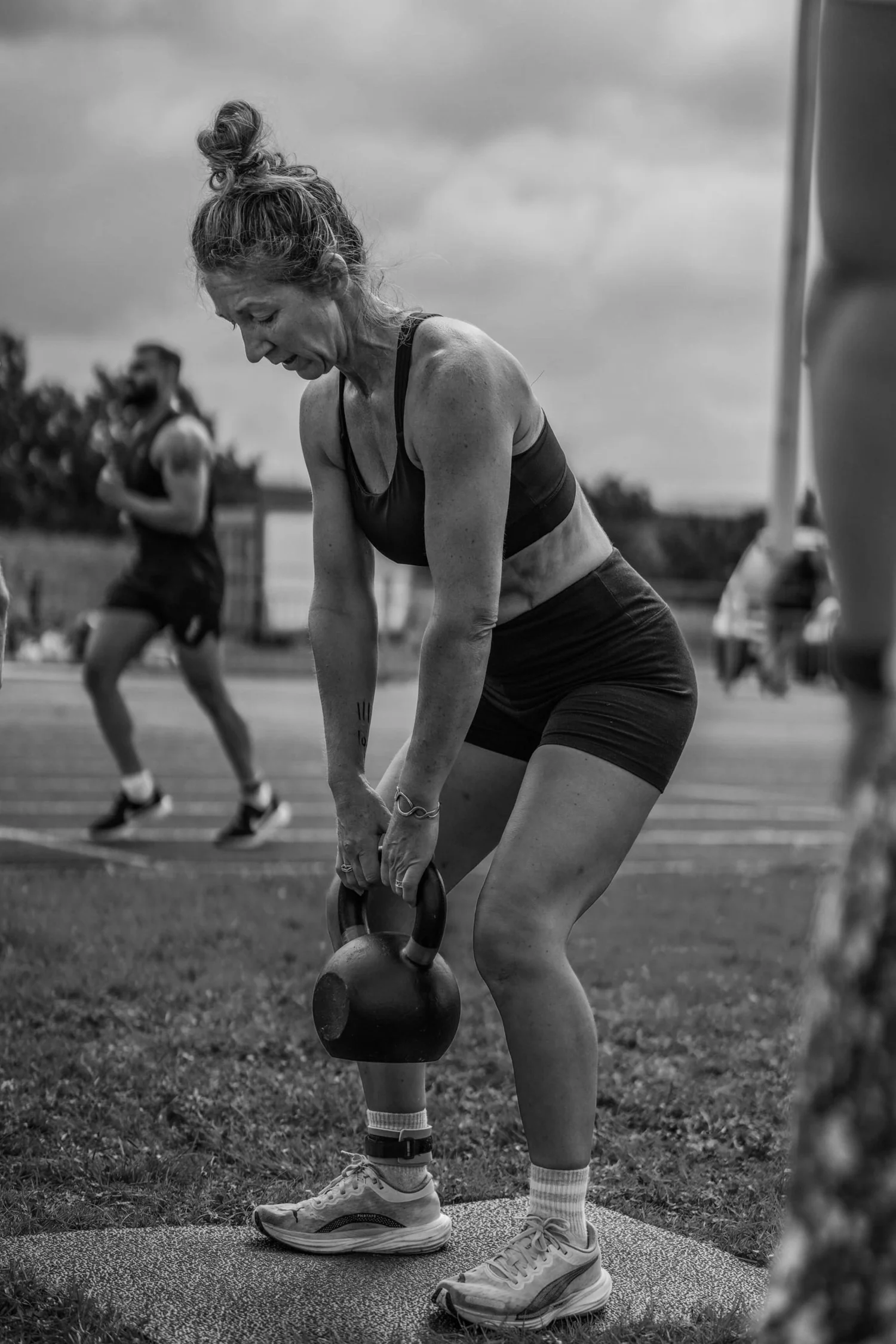 Athlet führt Kettlebell-Kreuzheben im Deadlift Labour aus
